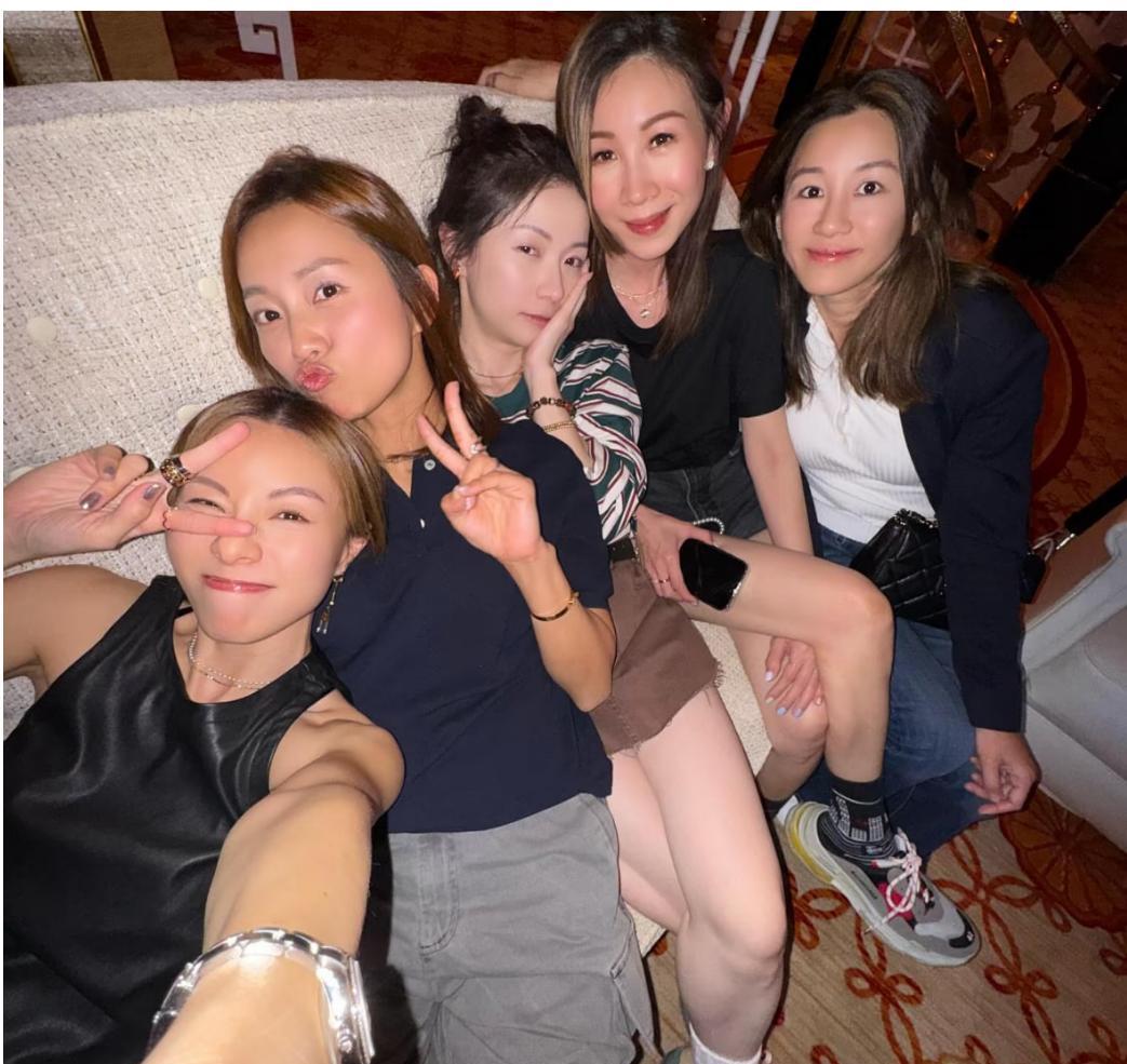邓丽欣、杨爱瑾、Gloria等为 Elaine庆生[撒花][心][钱]
五饼合体