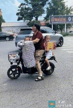 惊呆所有人：小女孩在学校表现好，老师给她颁发了奖状，她太开心了，爱不释手，连奶奶