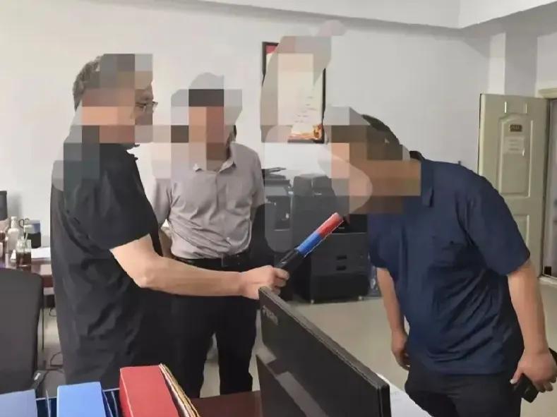 17人缺席！禁酒令下，公职人员谈酒色变？



昨日，某政府机关发布下班通知，然