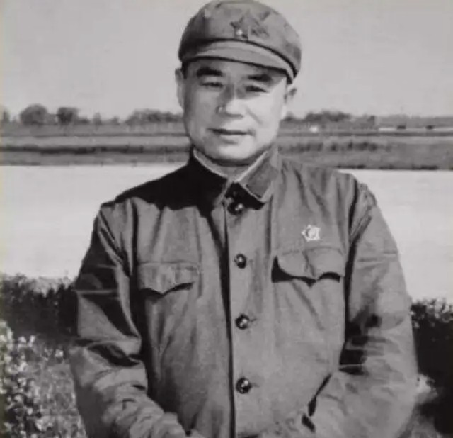 1937年，227团副团长王近山视察新军训练时，2名从他身边经过的女兵向他敬礼！