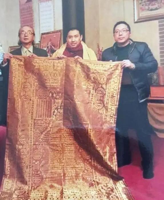 2005年，小秦凑了9万元买了一件老旧袈裟，妻子得知后甚至要闹离婚，但让人意外的