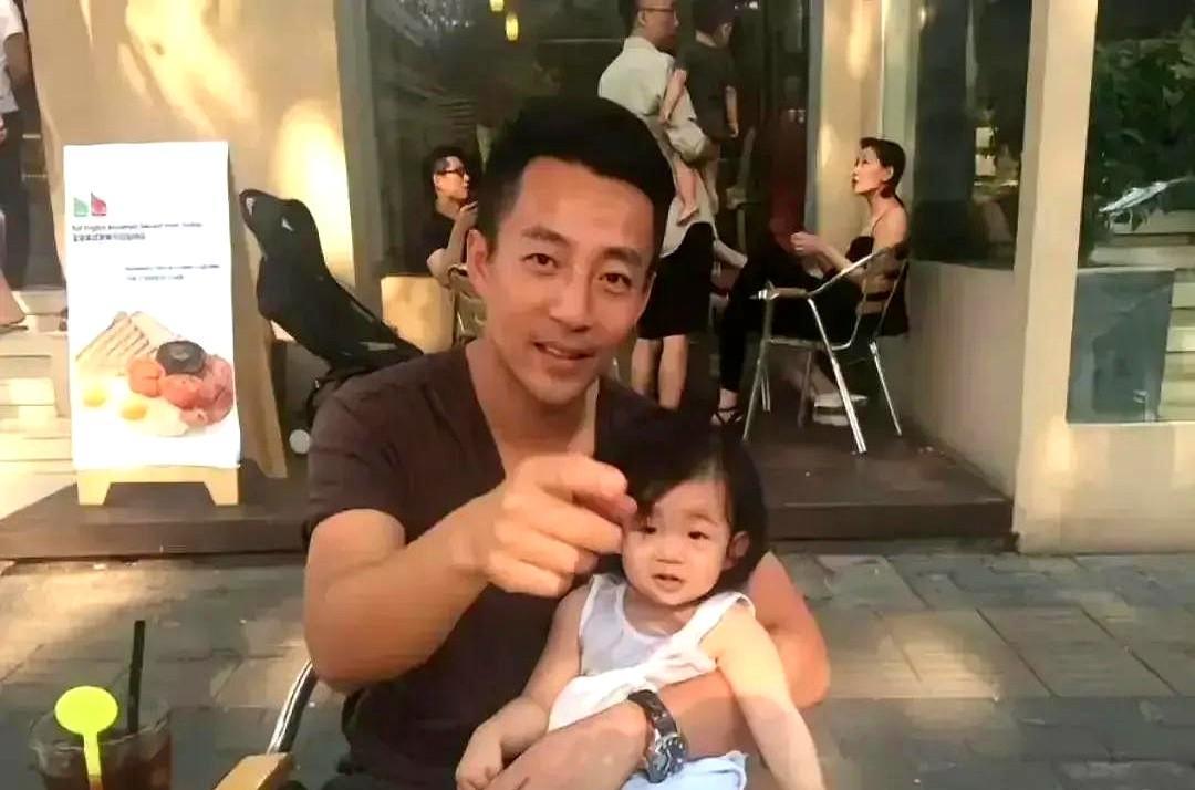 一边不得不承认已经有过二次婚姻前妻是过往，一边又要为了前妻守孝放弃已定二婚婚期。