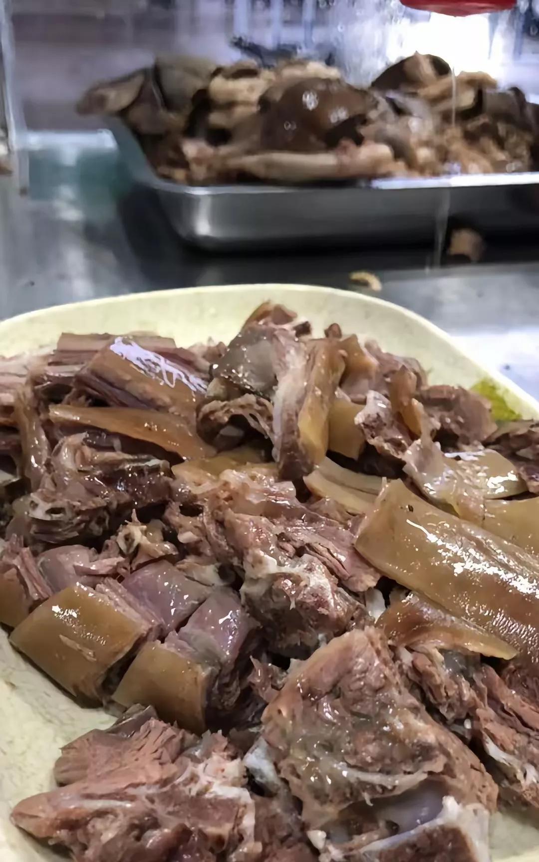 都说这肉好吃也上不了酒席。
但游本昌却偏偏喜欢得不得了，可他只能当活佛，不能成仙