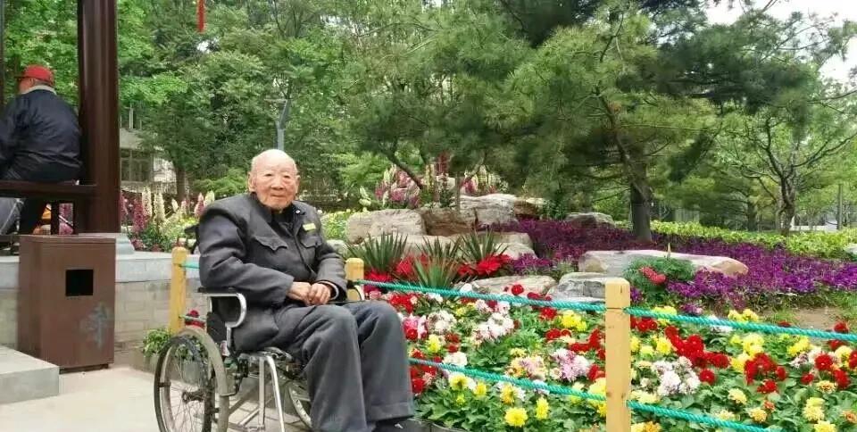 #分享城市新鲜事#
往事如烟，父爱如山！
父亲节，一个没有父亲的父亲节！
听着窗