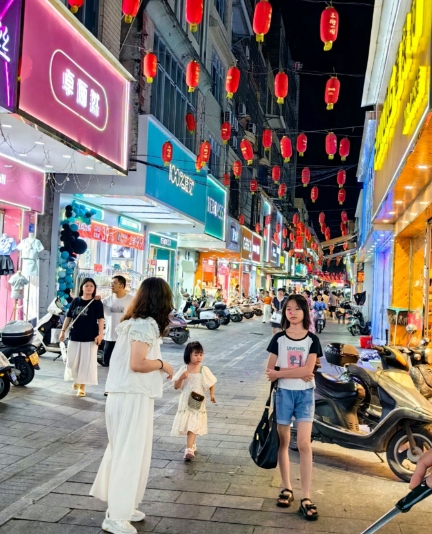 	陕西省咸阳市的18种当地美食：
	1. 乾州四宝之锅盔牙子：与一般锅盔不同，它