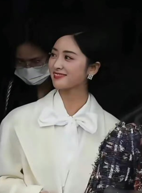 时隔三年双向奔赴！王鹤棣沈月录制你好星期六，互动细节满是回忆杀 ​​​