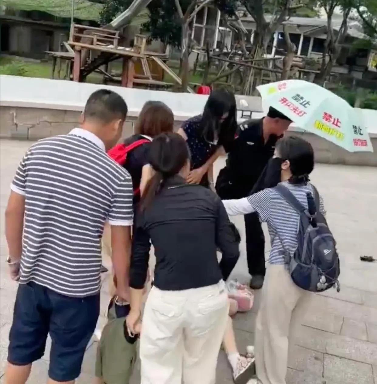重庆动物园恶性打人事件，一家五口满嘴脏话，殴打黄衣女子。

6月18日，重庆
