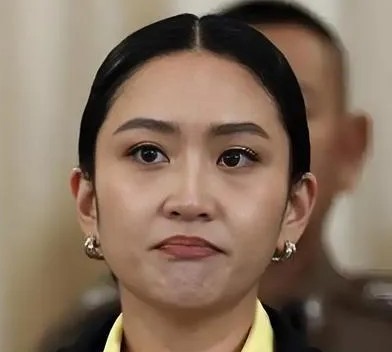 现在才知道，
佩通坦能走到今天，并不是因为她的丈夫，
也不是因为泰王，而是因为
