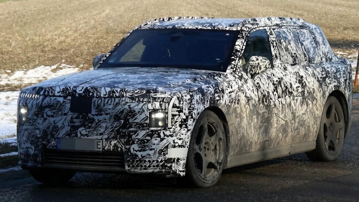 劳斯莱斯第二款纯电SUV曝光，性能比肩V12发动机，续航或超