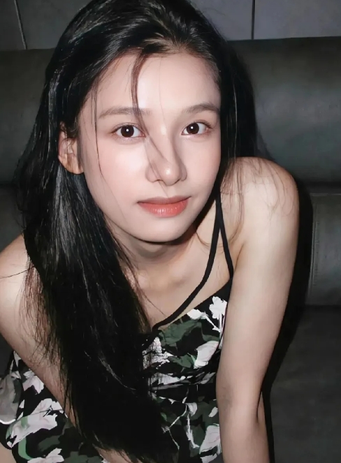 看网友们都在说张静仪资源好，是因为周迅是她“姑姑”！

不查不知道，一查才发现，