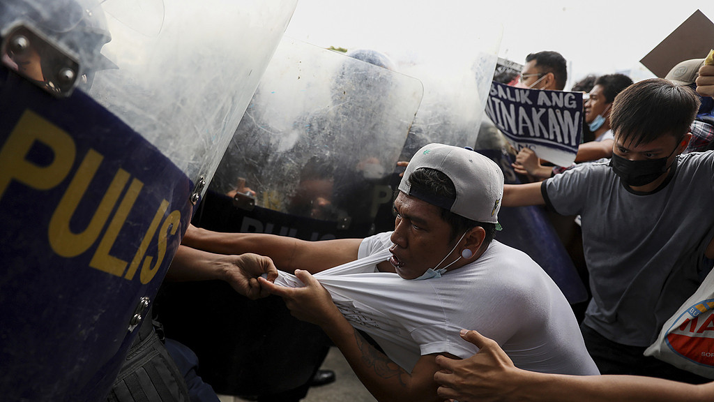 报应来了！12 万民众上街逼宫，小马科斯贪腐丑闻压垮菲律宾