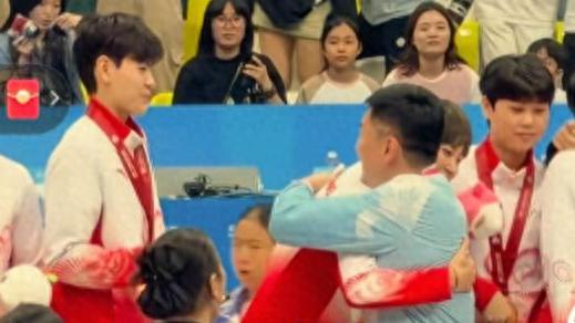 杜锋在颁奖仪式上抱了抱力维，看得出杜指导真的欣赏力维