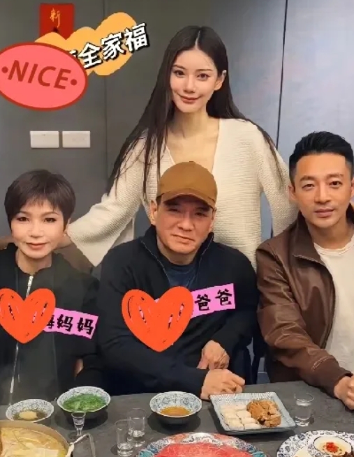 马筱梅爸爸妈妈好年轻
看起来和女婿是同一辈的人
马筱梅结合了爸妈的优点
妈妈很干
