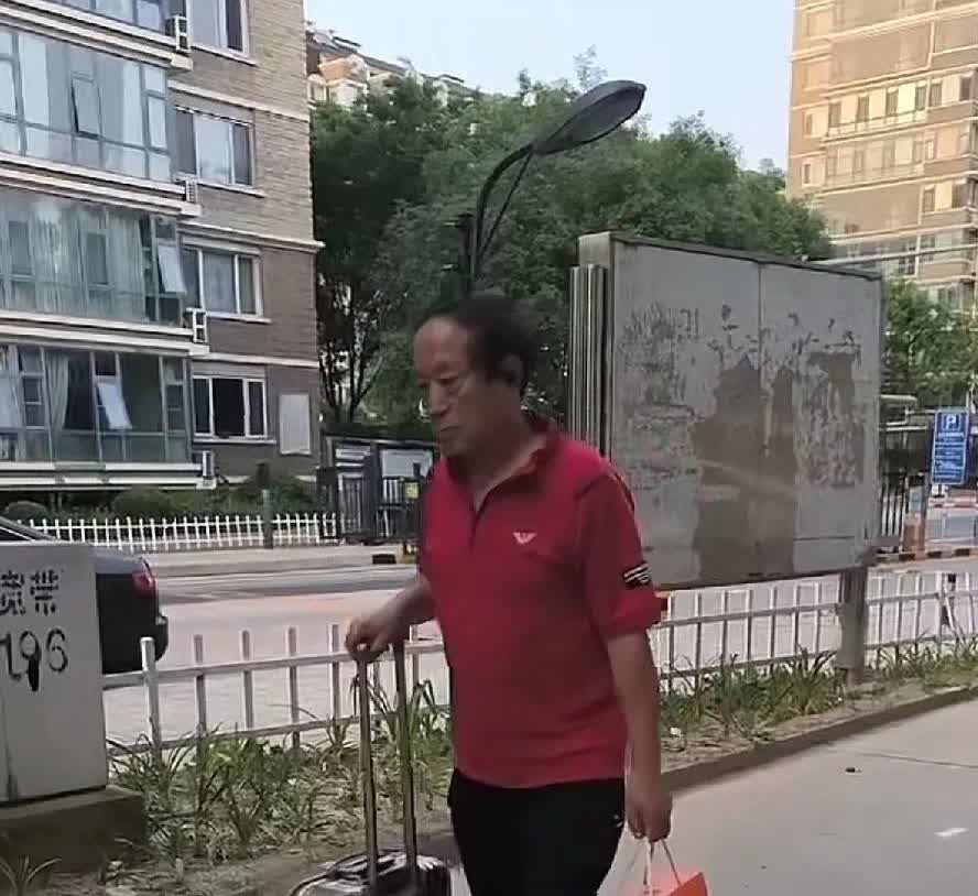 “离开冯巩后，牛群越混越惨”，76岁牛群近况曝光，打扮朴素鞋子破旧，人老了很多。