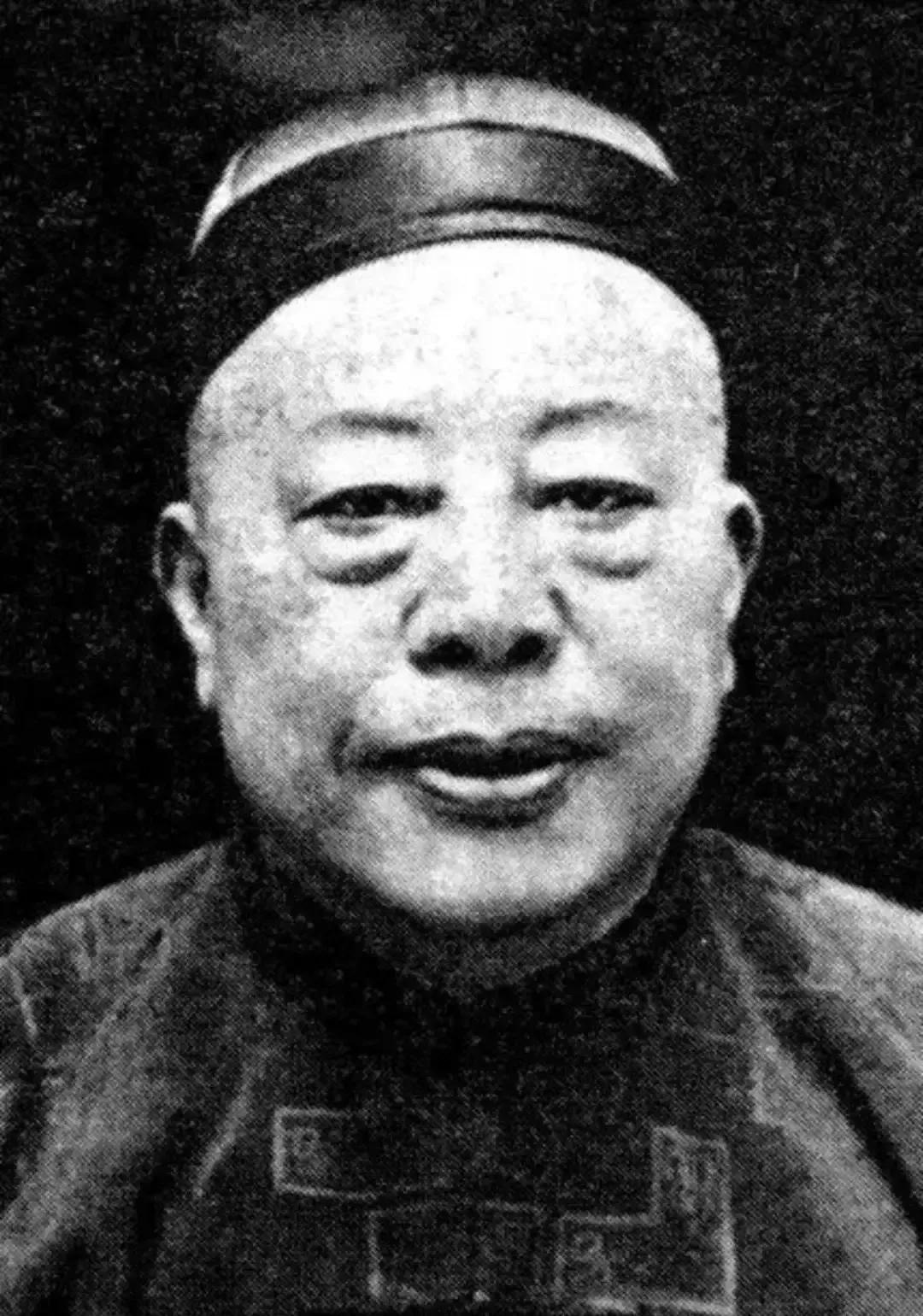 1922年，黄金荣带保镖，在自家戏院里看戏。突然，一个年轻人冲过来，甩手对黄金荣