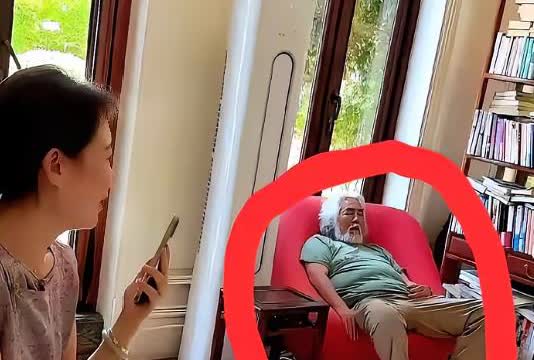 张纪中葛优躺，人老了精神和体力真的没办法和年轻的小娇妻比。杜星霖精力旺盛，玩着手