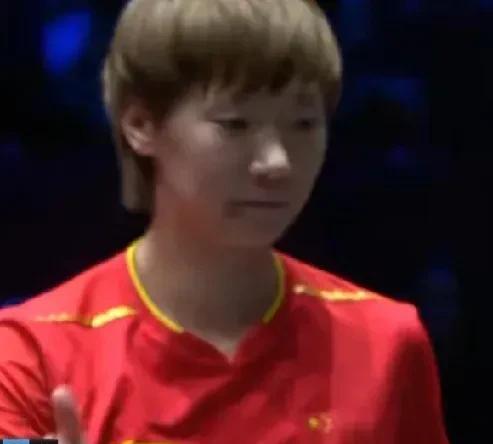 曼昱不得了了，
偷偷涨球，一招高抛球将万远打懵，
3-0，取得大满贯开门红，
可