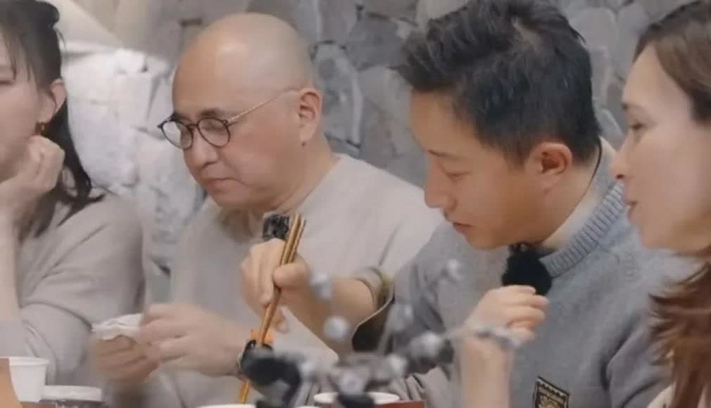 卢靖姗：“我老公就是特别好，比如说跟朋友喝酒吃饭什么的，然后有时候可能就男生走了