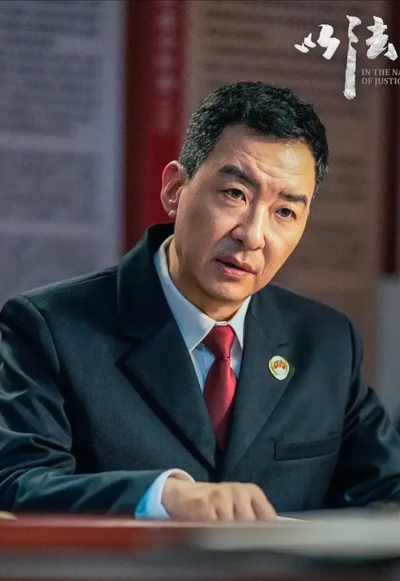 《以法之名》：要不是谢鸿飞飘了，在李人骏办公室里大放厥词，李人骏估计也想不到要调