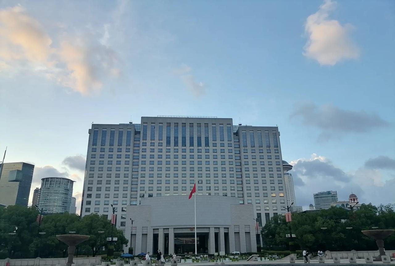上海之强表现在方方面面，有经济方面，有人文方面，有城市建设方面，有基础建设方面，