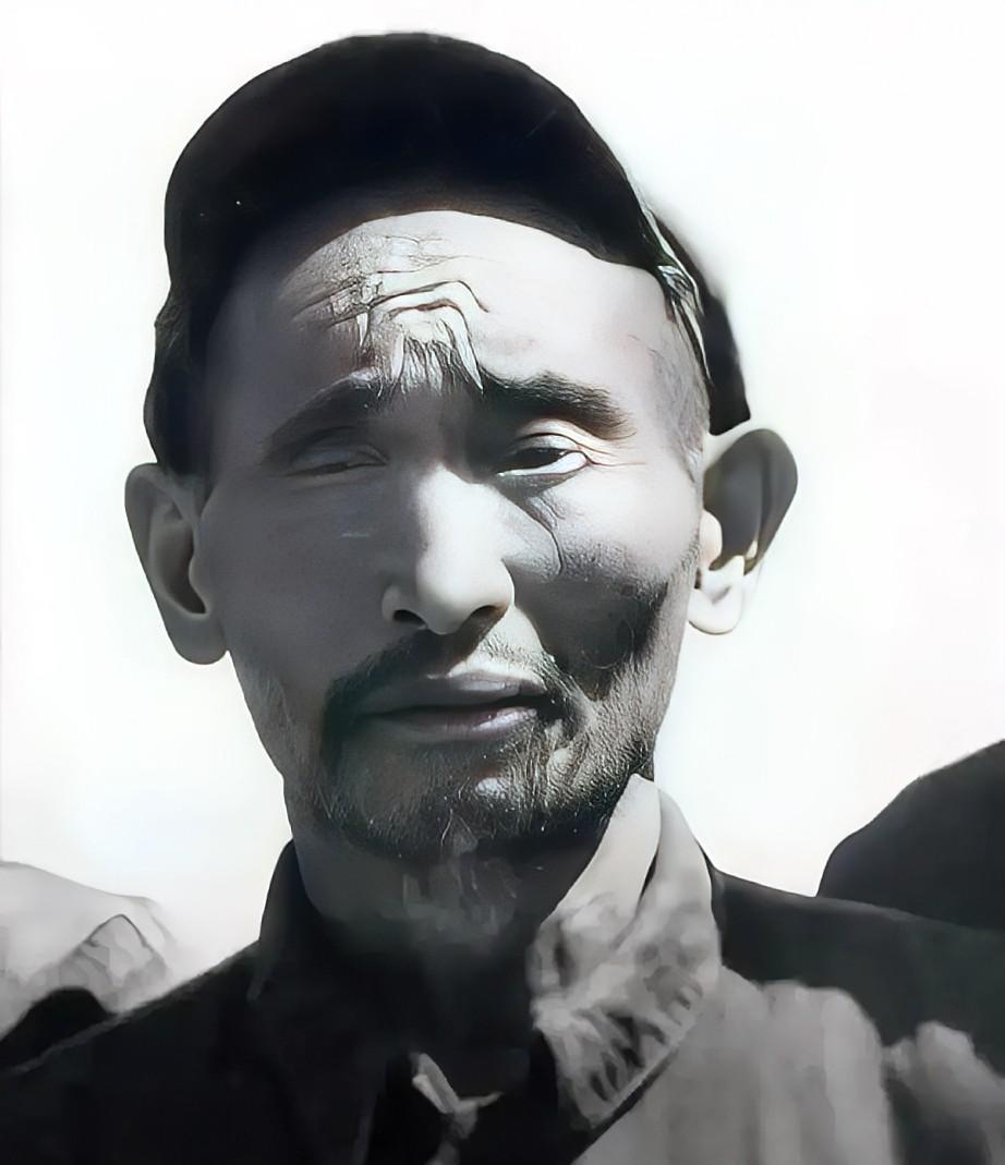 1952年大凉山深处，解放军从奴隶主手中解救出一名双眼溃烂的汉人。战士们看他挺遭