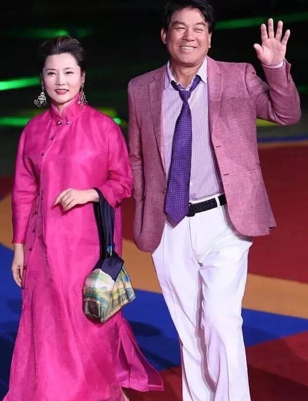 60多岁的何赛飞这一身长裙，诠释了女人不露肉，也可以美的端庄，美的大气。
这才是