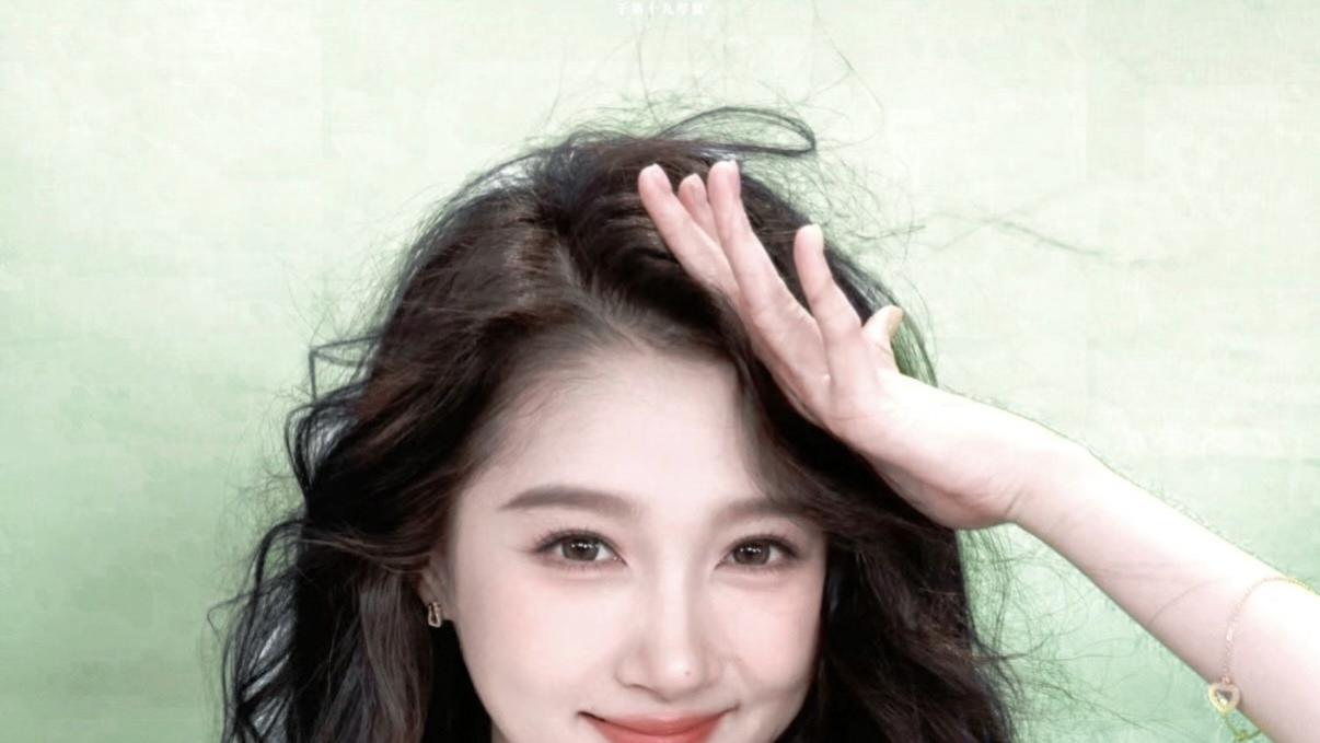 《关晓彤发量告急？前额发缝变宽引大众关注热议》