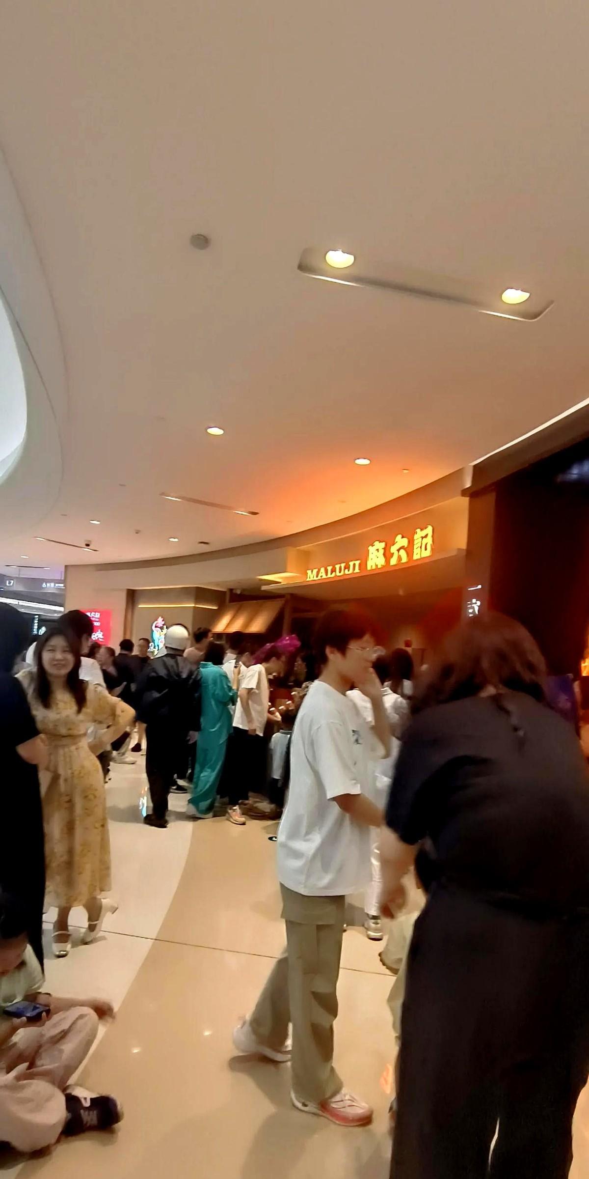石家庄麻六记开业了，今天来到了麻六记，其实不到11点就来了，别说吃饭需要排队，就