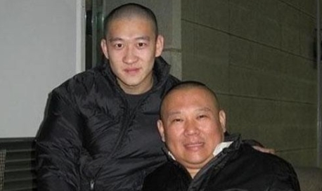 当初，郭德纲37岁生日宴，姗姗来迟的曹云金，当着众人面，对着郭德纲磕了一响头，说