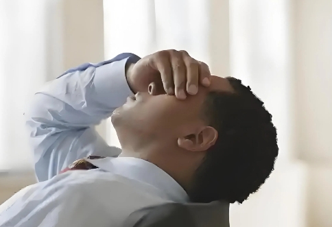 广东广州，一店长连续工作了8小时，他累的不行了，就趁客人进店挑选商品的功夫，坐在