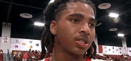 听说火箭紧盯的这位新秀，刚打出了统治级表演？🔥
对抗凶狠，身高吃亏也硬生生凿