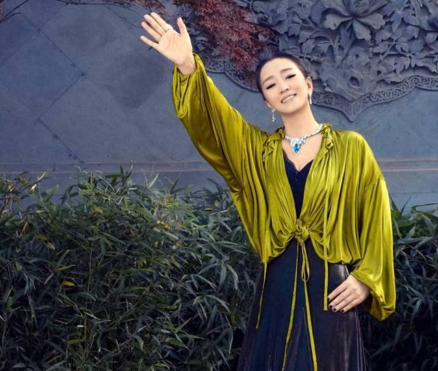 巩俐一头银发现身晚宴！从容老去拒绝修饰，真实状态最美！