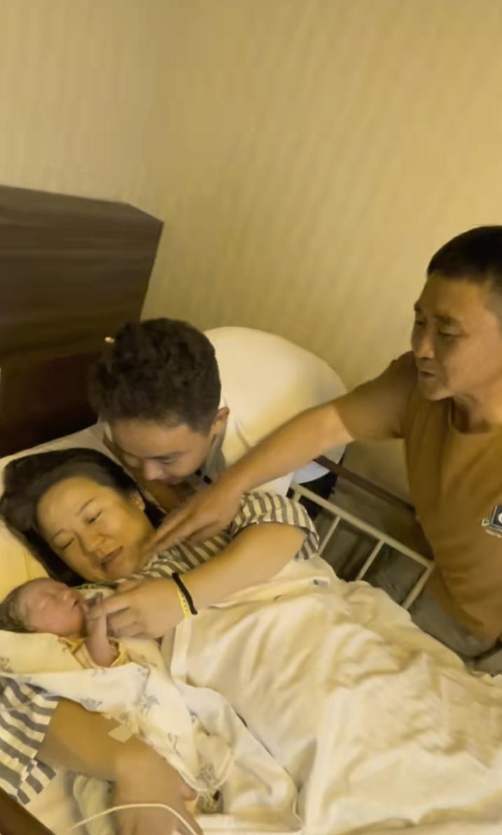 老杨跟刚出生的小儿子终于露脸了，小宝宝哭声嘹亮，长得虎头虎脑的，新生命带来的希望