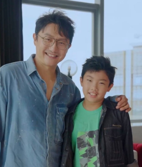 看涂松岩和儿子涂一乐的vlog，全程嘴角就没下来过。涂一乐探班时一点不害羞，镜头