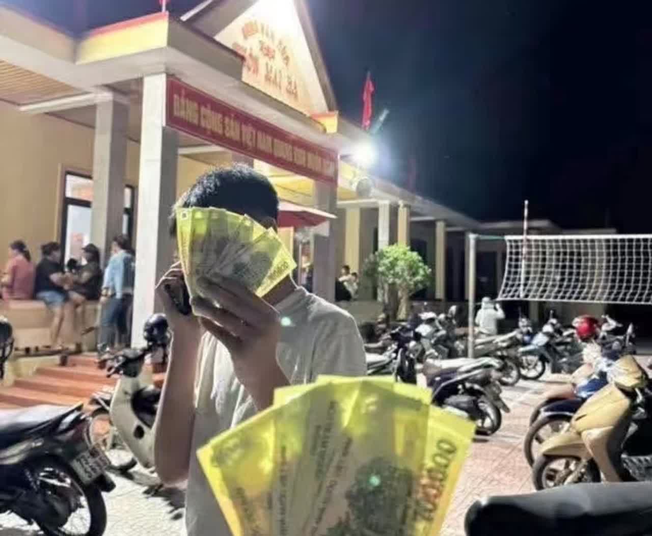 越南人领10万盾现金奖励。越南为了庆祝国庆，开始全民发放礼金，每个人10万盾，约