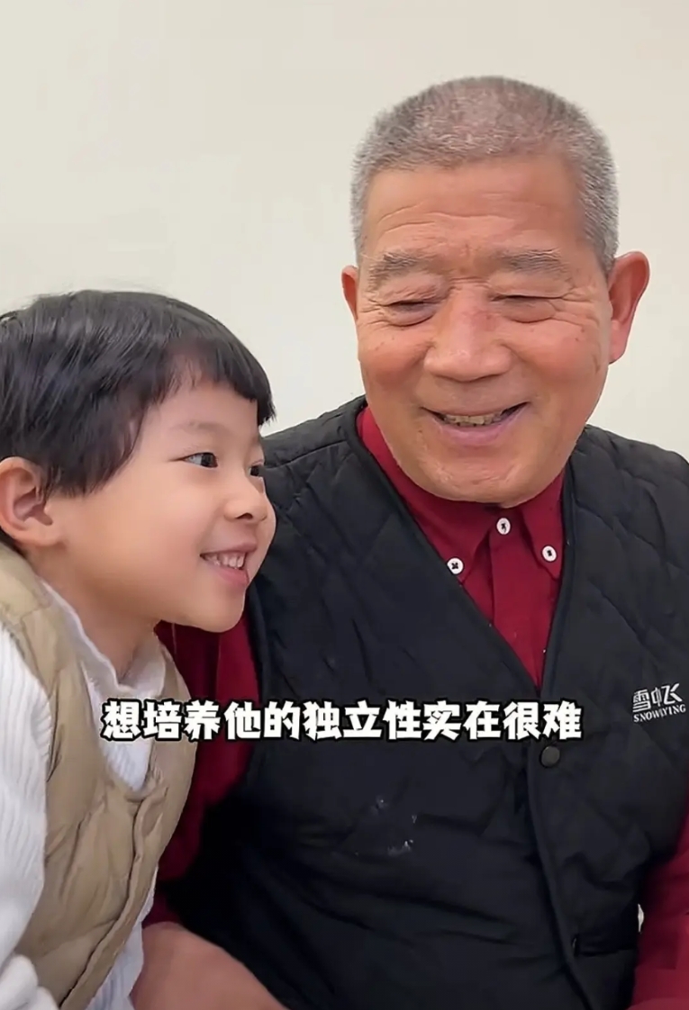 天赐父亲终于说出了实情，给5岁孩子送寄宿学校主要有两个原因：

一是他们夫妻两个