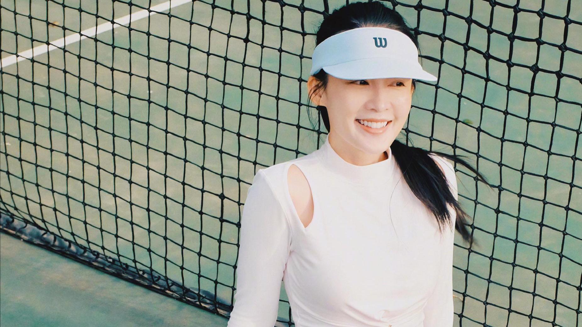 34岁的李沁，清纯气质加上白皙腿脚，完美展现她的自然美！