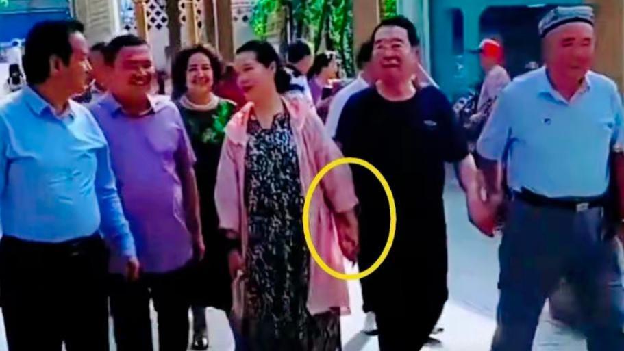 李双江梦鸽夫妻十指紧扣游新疆，陈宝国赵奎娥并肩同行普陀山祈福，谁的婚姻更幸福
