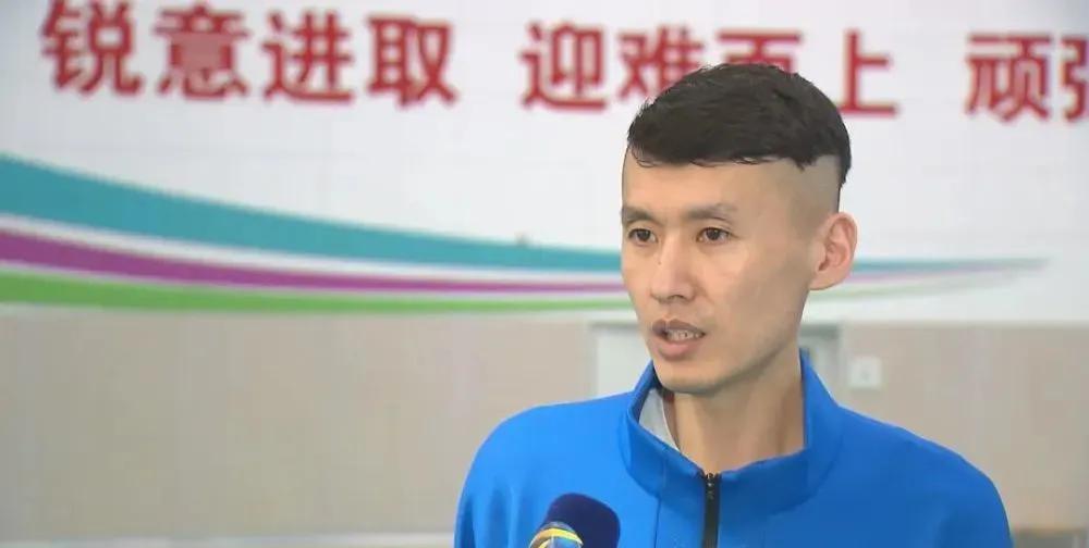 天津U20女排最有特点的就是主教练的这个发型。貌似带领刘美君那拨勇夺2021年全