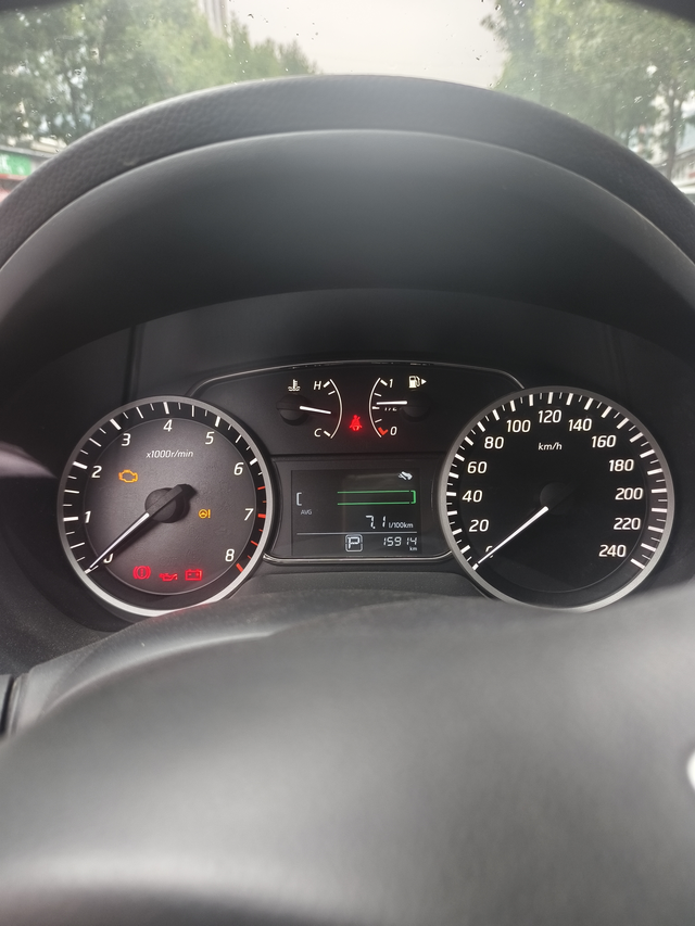 轩逸的油耗
我的车是轩逸经典，买来快两年了。路况也就是上下班来回有个20公里，乡