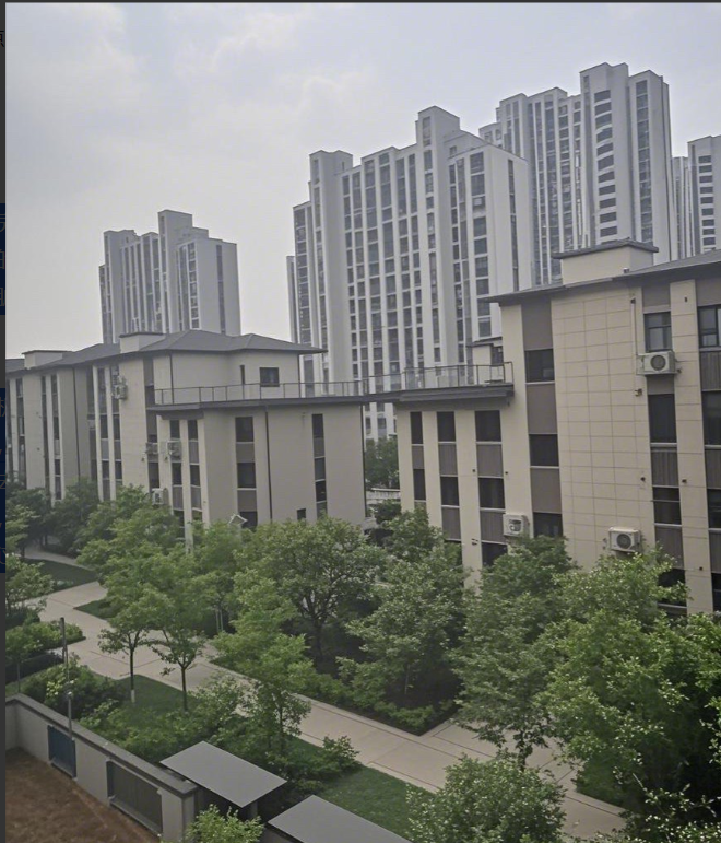 老妈在卧室刷手机时听见厨房有水声，过去看发现她正裸着身子在水槽边洗裤子，原来她失