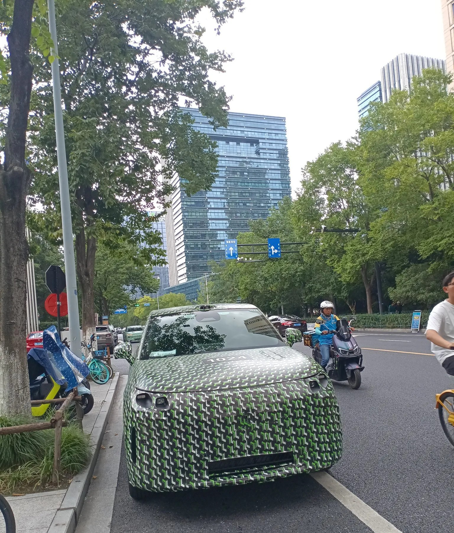 这车长相好怪异，属于违停吗？