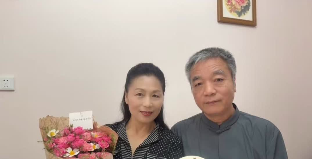 陆虎爹妈秀结婚40周年纪念翻车了。
简直不要太搞笑。
终于知道陆虎的综艺嫡长