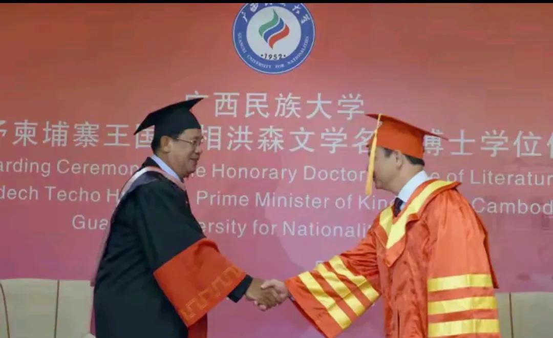 洪森因为自幼家穷，没有正经上过什么学，官方说法是在涅加湾寺院里当庙童接受完初中启