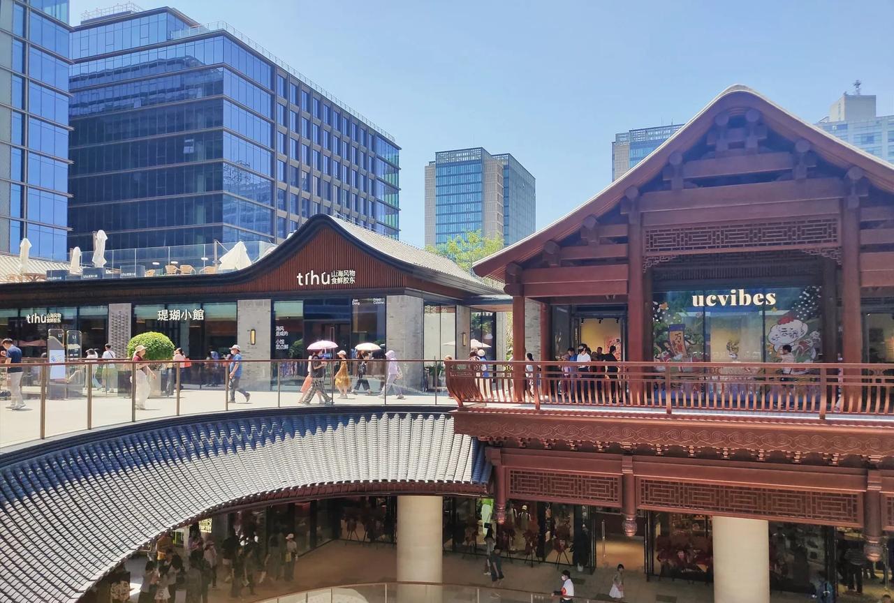 #今日所见所闻#
南城大吉巷的建筑很有特色，下沉式构造，用回廊连接，即美观又实用