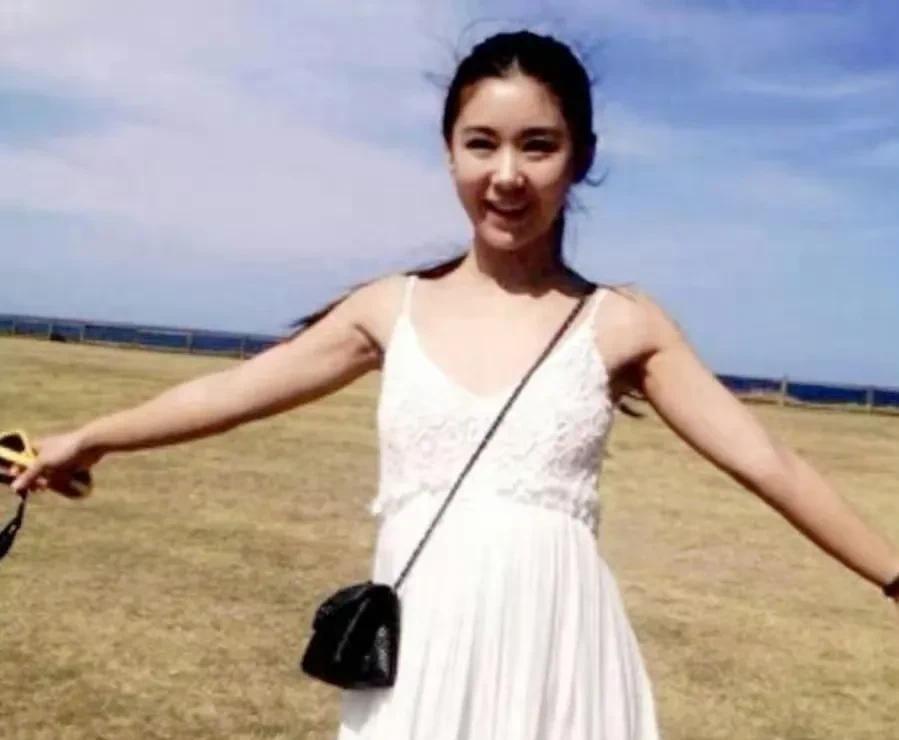 李小萌在娱乐圈简直是“一股清流”！别的明星拍吻戏跟家常便饭似的，她倒好，直接立规