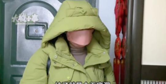 重庆，一大妈赌博输了五六十万，女儿卖房给她还了25万，不料大妈此后不停闹着女儿给