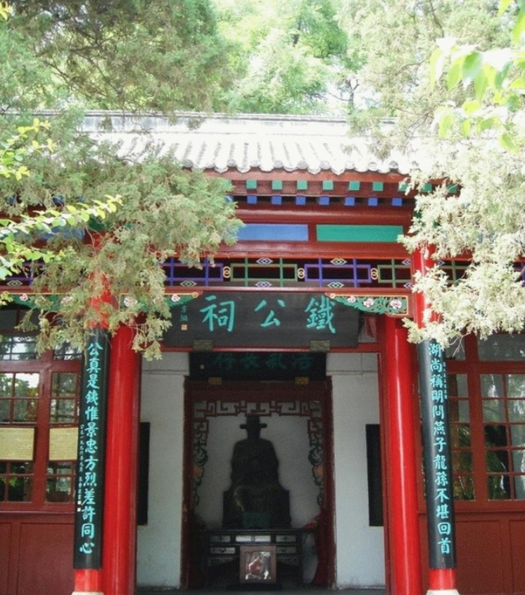 1402年，37岁兵部尚书铁铉被烹炸，妻女遭蹂躏变卖，忠骨碎于皇权之争