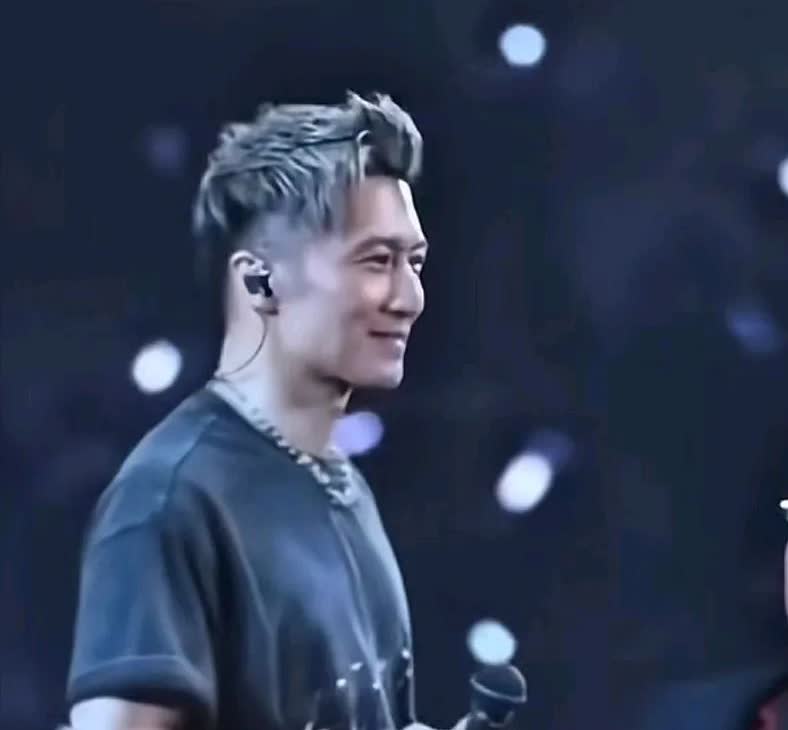 谢霆锋最爱谁一目了然！
谢霆锋舞台上有两场表演，王菲在第二场时出现了！万众欢腾