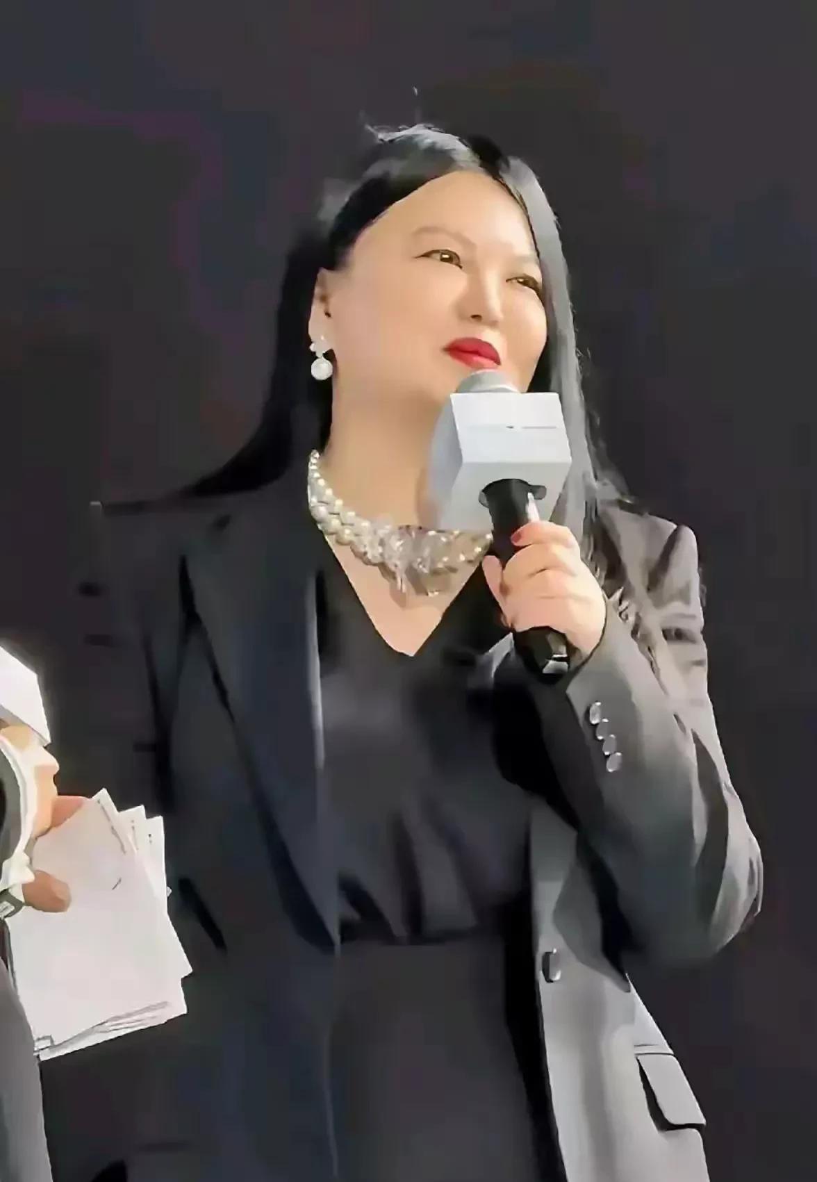 没想到这胖女人竟然是湖南卫视著名前主持人李湘，不知道的还以为是台湾的张惠妹呢，看